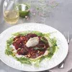 Salátek z červené řepy se sýrovým nočkem Salátek z červené řepy se sýrovým nočkem