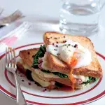 Sendvič se ztraceným vejcem a špenátem Sendvič se ztraceným vejcem a špenátem