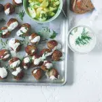 Skandinávské kuličky s okurkovým salátem