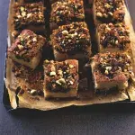 Skořicová buchta s čokoládou a oříšky