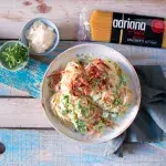 Těstoviny se smetanovou omáčkou, pancettou a hráškem