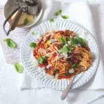 Špagety s rajčatovou omáčkou a trhaným kuřecím masem