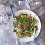 Špenátový salát s jablky, slaninou a medovo-hořčičnou zálivkou 