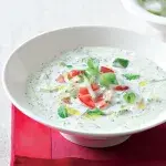 Studená mátová polévka s okurkou a rajčetem Studená mátová polévka s okurkou a rajčetem