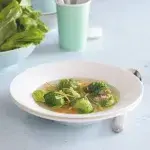 Polévka s knedlíčky v salátových listech