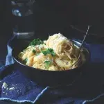 Těstoviny s česnekovou omáčkou z jednoho hrnce Těstoviny s česnekovou omáčkou z jednoho hrnce