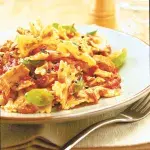 Těstoviny s omáčkou s tuňákem a rajčaty