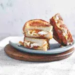 Tousty s kozím sýrem, meruňkovým džemem a tymiánem Tousty s kozím sýrem, meruňkovým džemem a tymiánem