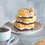 Tříbarevný koláč s tvarohem a meruňkami