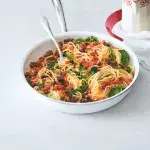 Tuňákové špagety alla puttanesca