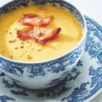 Uzená hrachovo-mrkvová polévka