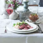 Uzený jazyk s křenovým dipem a jablečnými povidly