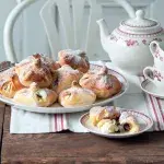 Vázané koláče s tvarohem a povidly