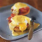 Vejce Benedikt s holandskou omáčkou