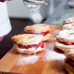 Žloutkové věnečky s jahodami