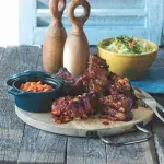 Vepřová žebra na pivu a zelno-jablkový salát