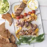 Vepřové a kuřecí špízy s dipem z jogurtu a fety