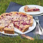 Višňový koláč s ovesnými vločkami a tvarohem