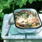 Zapékané vepřové kotlety se smetanou a houbami