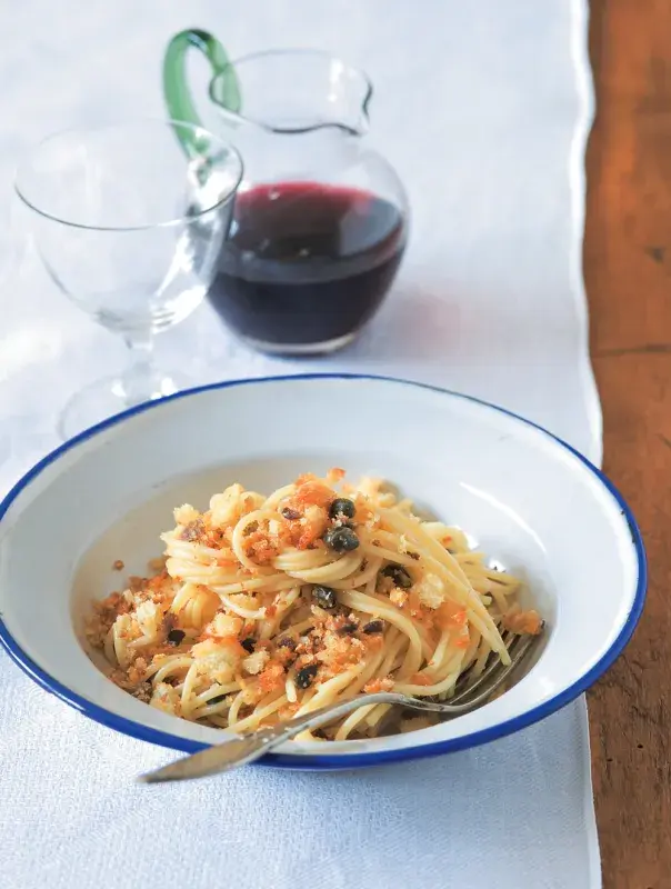 Těstoviny s opraženou pikantní strouhankou