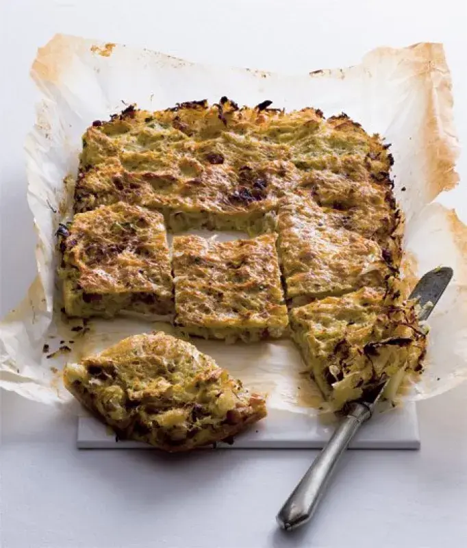 Pečený bramborák se zelím a uzeným