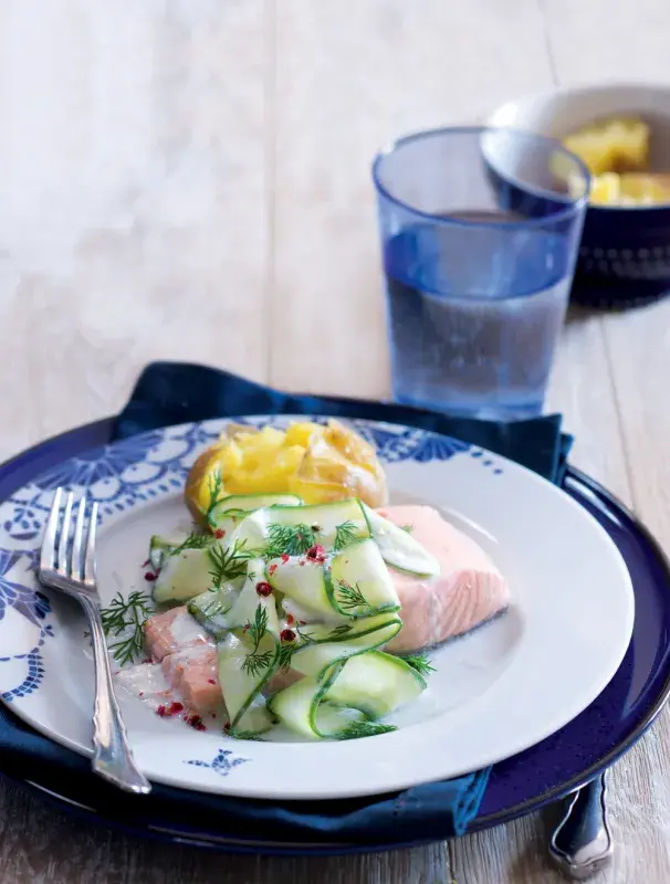 Pošírovaný losos & okurkový salátek s jogurtem