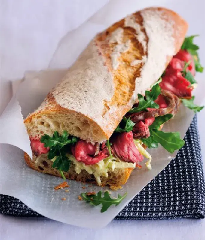 Rustikální bageta s rostbífem a křenem