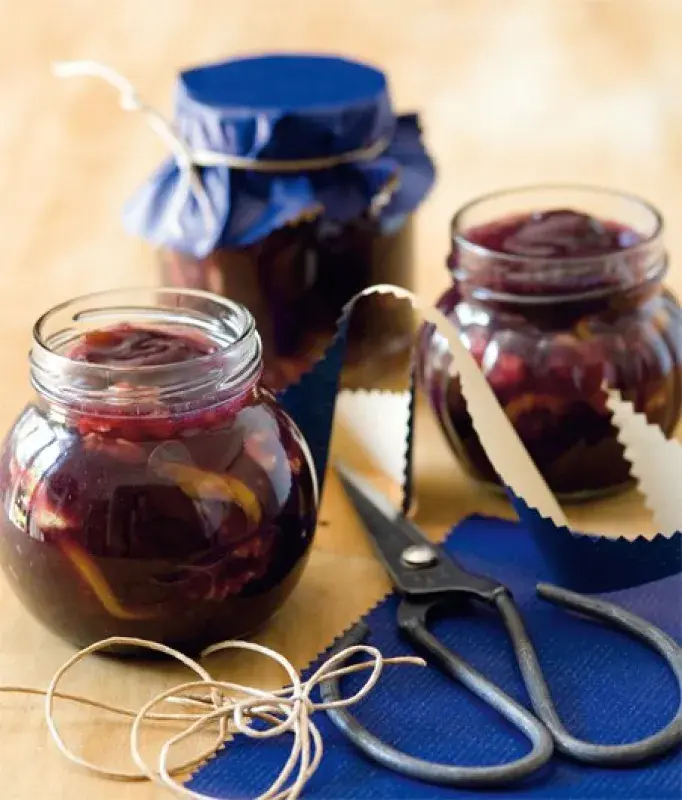 Džem ze švestek s ořechy a rumem