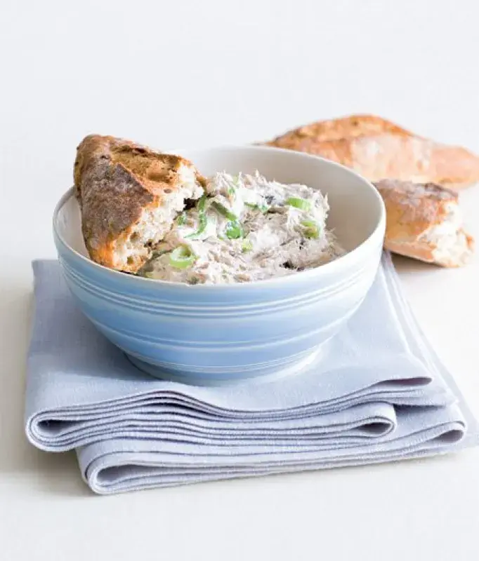 Pomazánka z uzené makrely s jarní cibukou