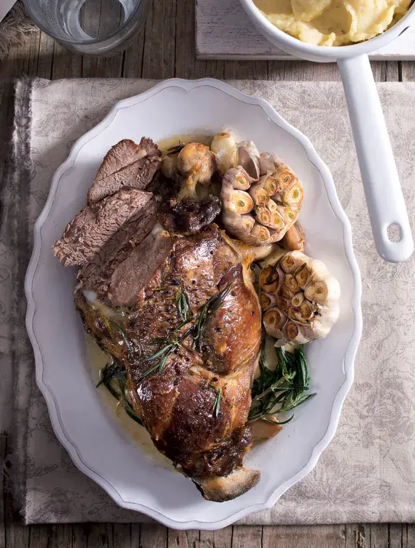 Pomalu pečená jehněčí kýta na česneku s kaší