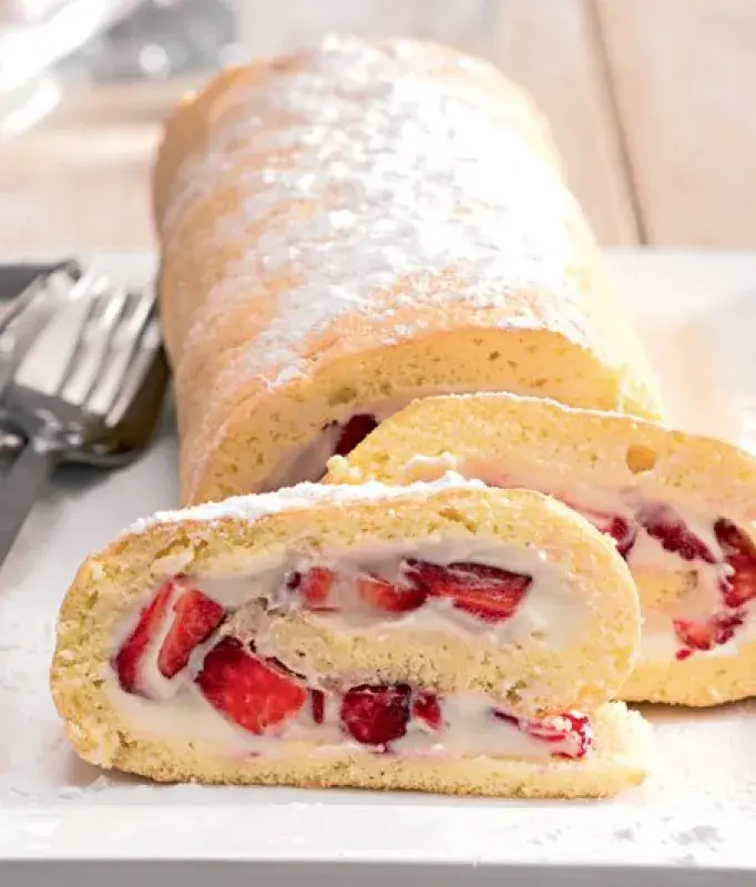 Roláda s krémem z bílé čokolády a s jahodami