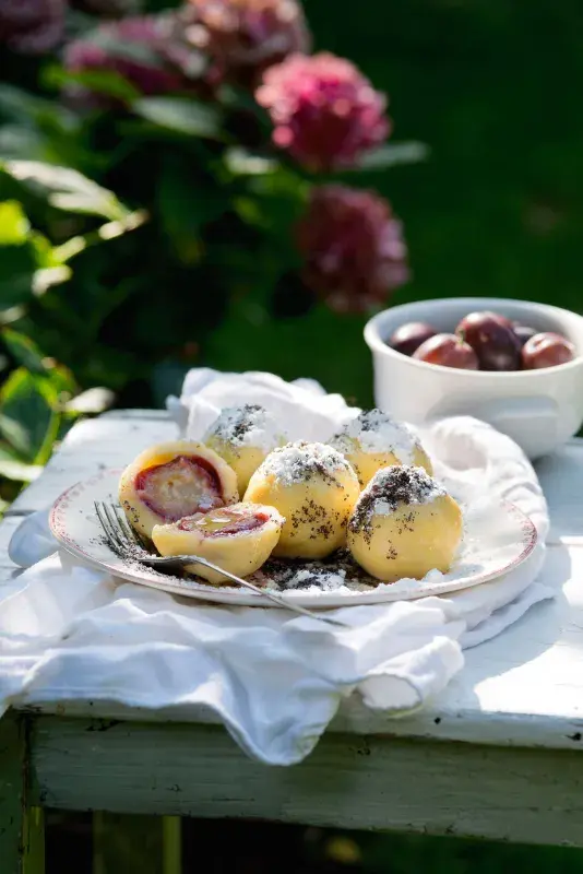 Švestkové bramborové knedlíky s marcipánem