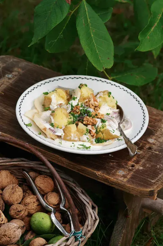 Brambory přelité smetanou s ořechy