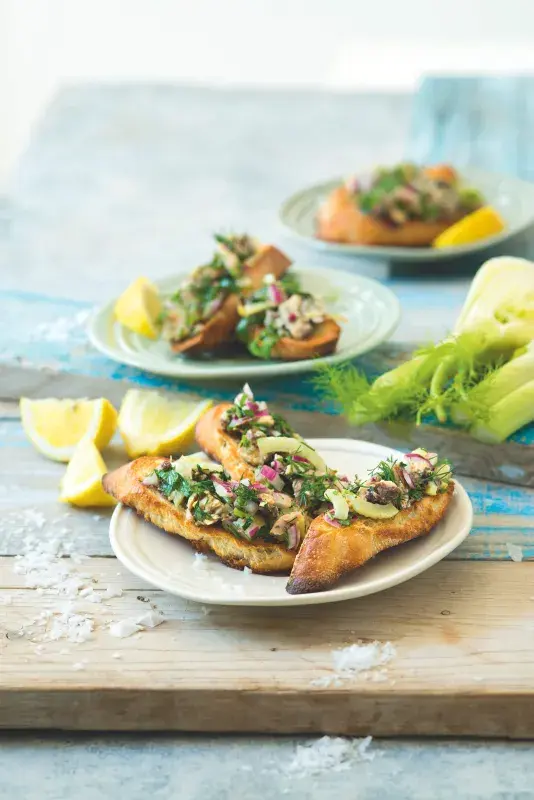 Bruschetta se sardinkami, fenyklem a červenou cibulí
