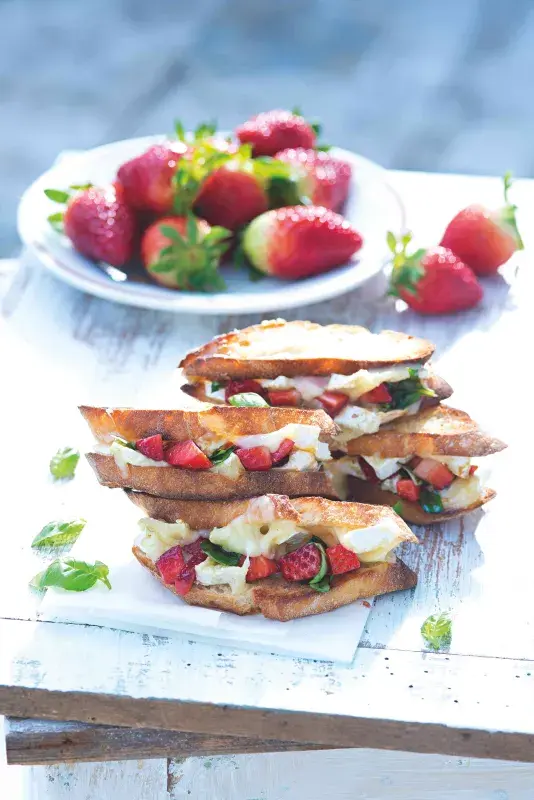 Letní závitky s jahodami a arašídovou omáčkou