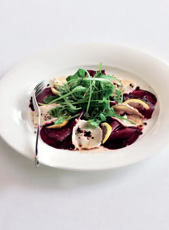 Carpaccio z červené řepy a kozího sýra