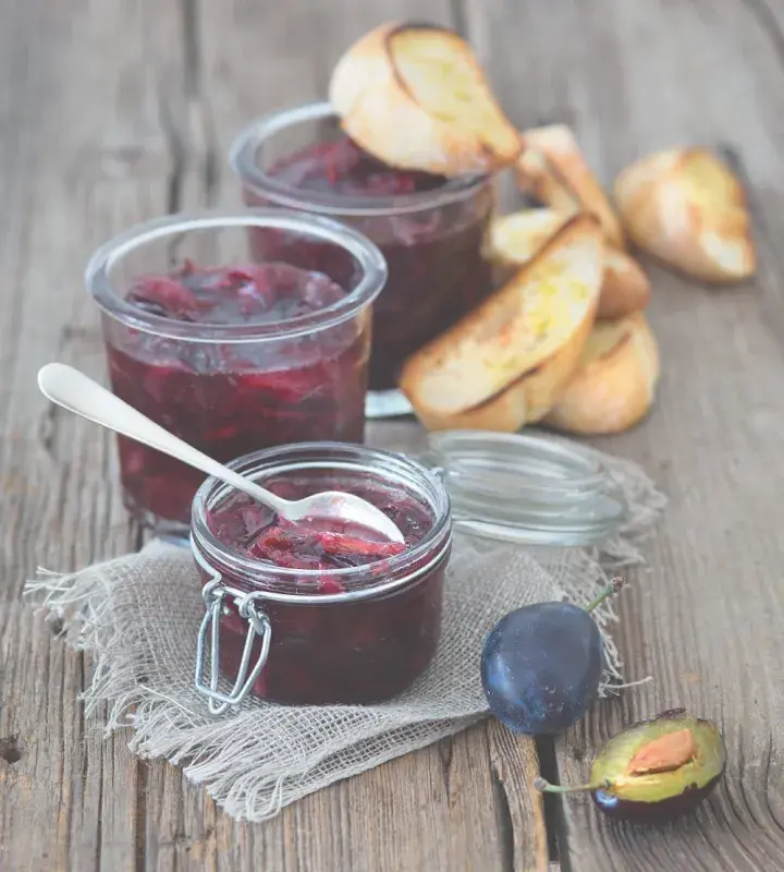 Sladkokyselé švestkové čatní se šalotkami na červeném víně
