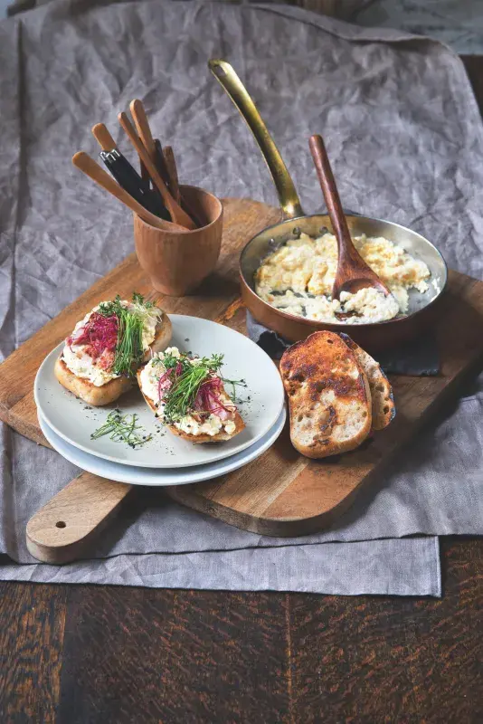 Chlebíčky s míchanými vejci a šunkou