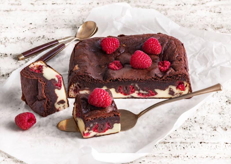 Cheesecake brownies s malinami