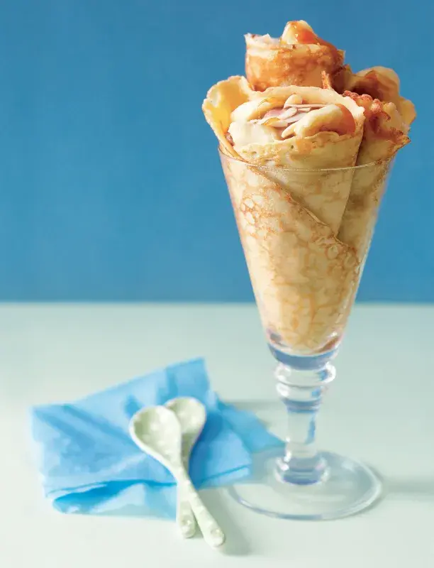 Crepes s teplou banánovou polevou