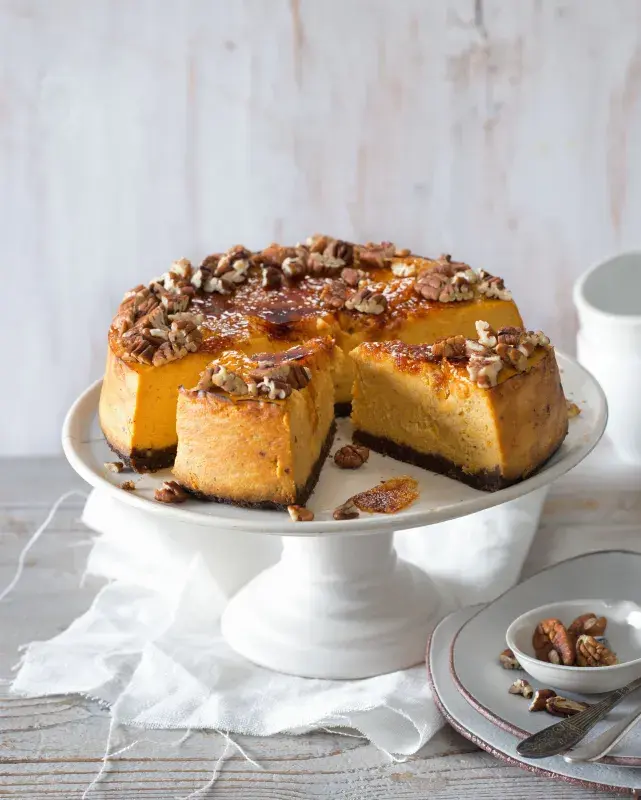 Dýňový cheesecake s karamelovou krustou a pekanovými ořechy