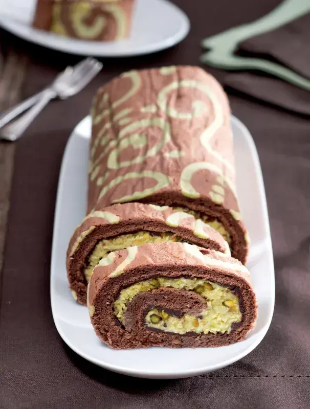 Malovaná kakaová roláda s pistáciemi