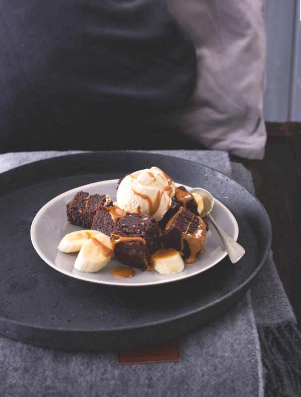 Horké brownies se zmrzlinou & karamelem