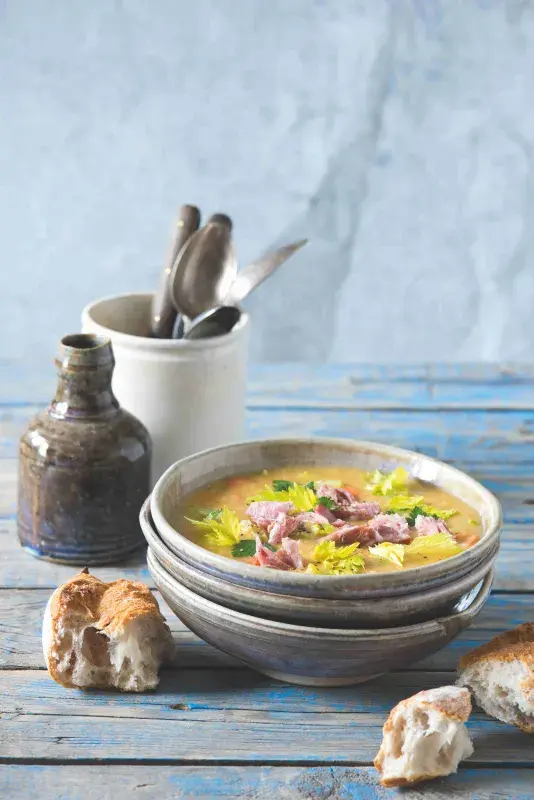 Hrachová polévka s uzeným kolenem