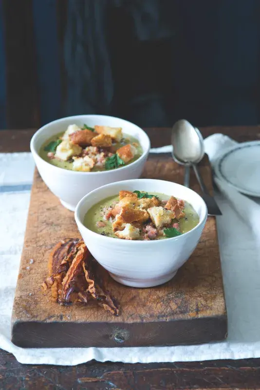 Hrachová polévka s opečenou slaninou