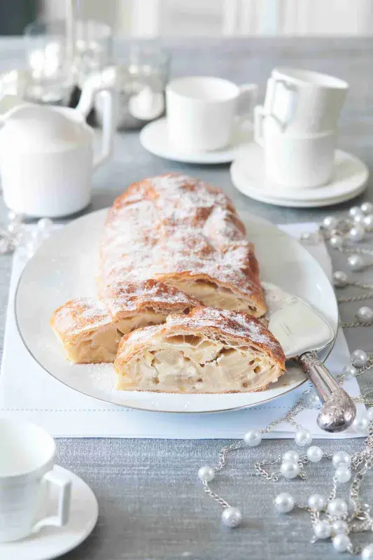 Hruškový závin s marcipánem a mandlemi