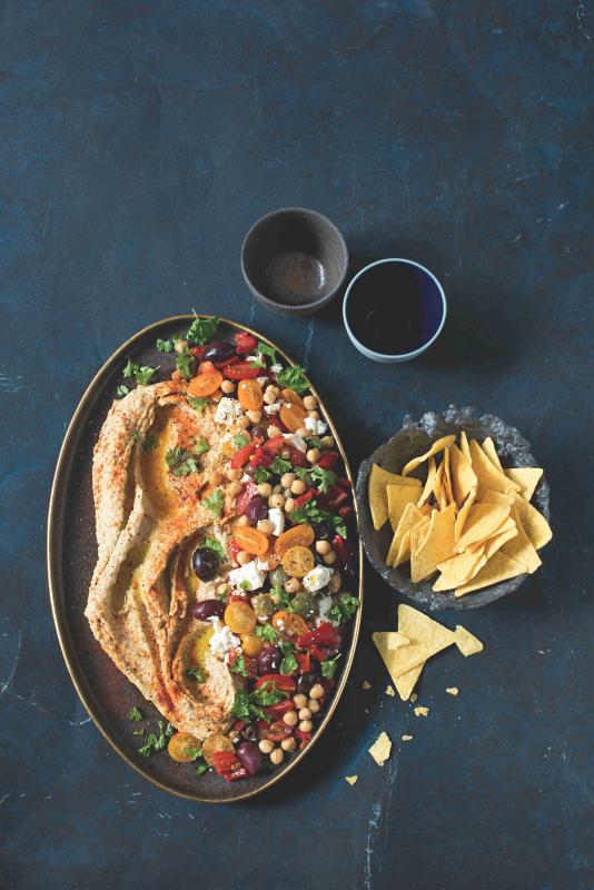 Hummus se salátem & tortillové chipsy