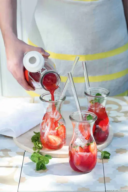 Ibiškový ledový čaj s jahodami