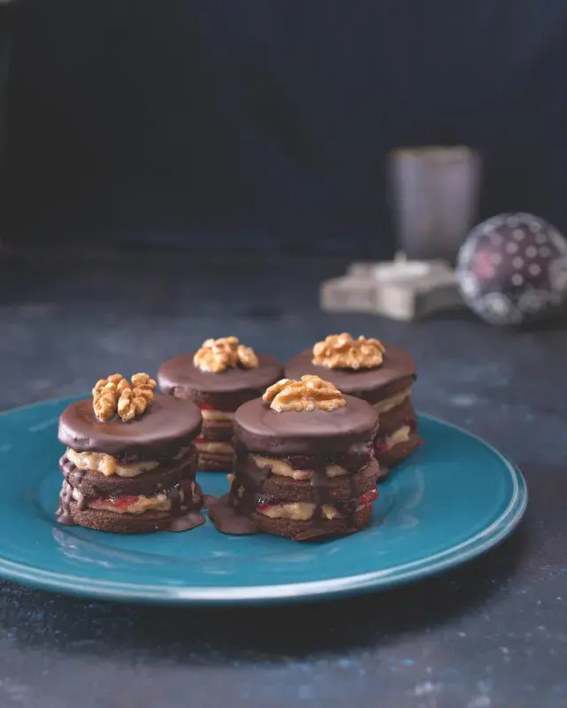 Išlské dortíčky na modrém talíři