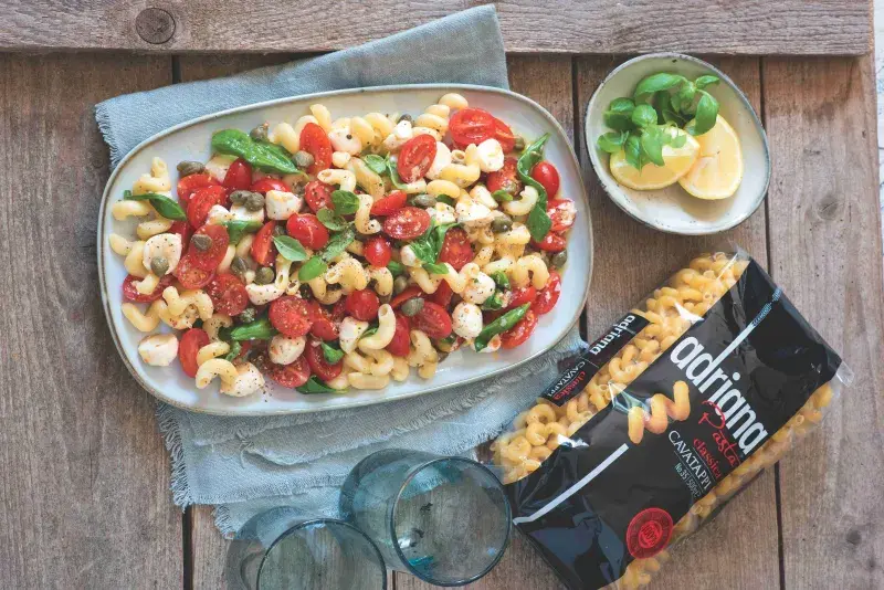 Italský těstovinový salát s mozzarellou